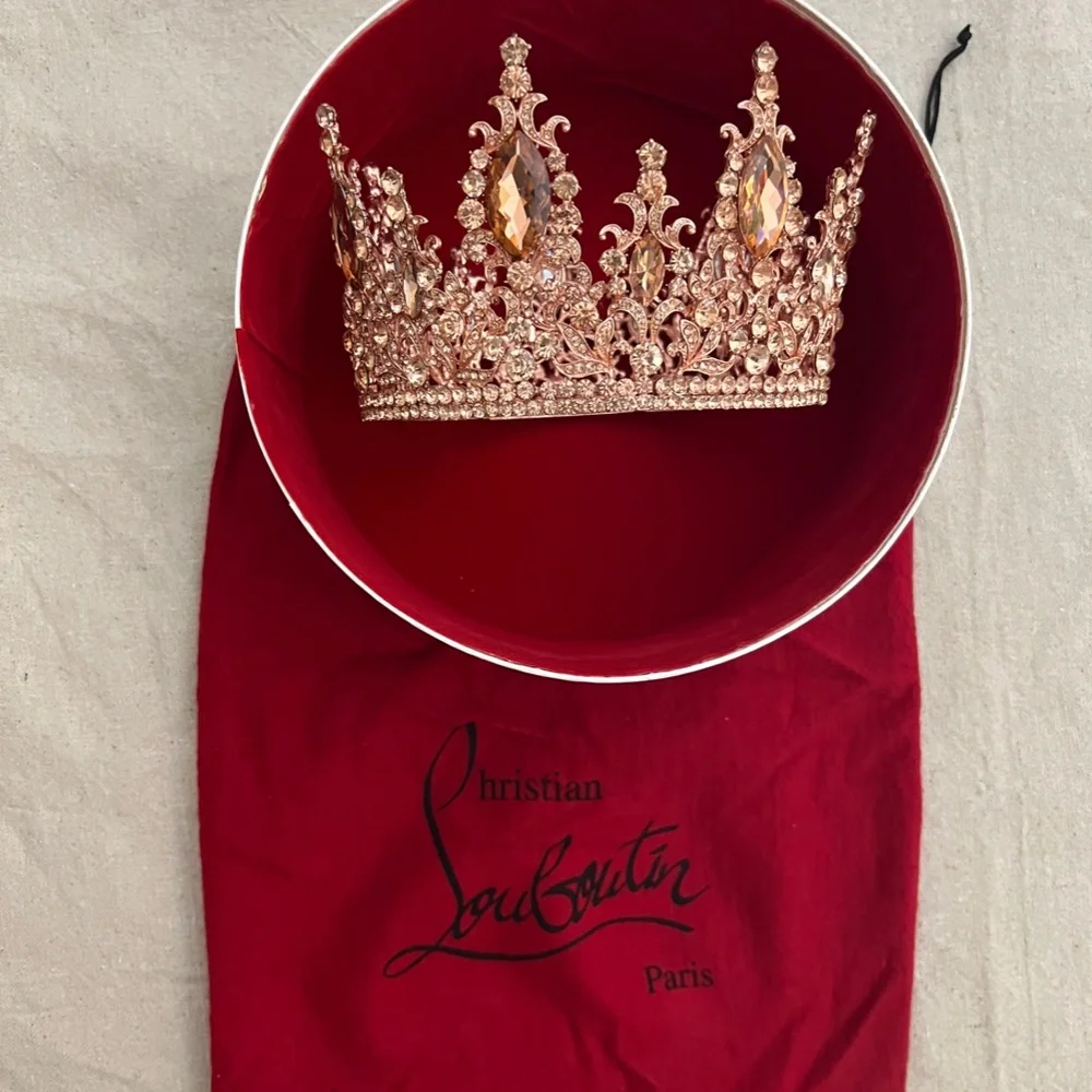 Beautiful Rose Gold Rhinestones Crown - Picture 13 of 14